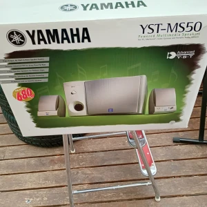 YST-MS50 Powered Multimedia Speakers - Upptäck kraftfullt ljud med Yamaha YST-MS50! Ett 3-delat högtalarsystem med 80W uteffekt, perfekt för PC, Mac och gaming. Snygg design och djup bas – höjer din musik- och spelupplevelse till nästa nivå. Hämtas i Skene o skickas ej 