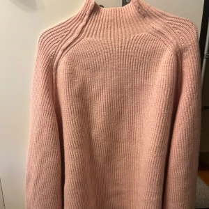 Ljusrosa stickad polotröja - Supermysig ljusrosa oversized stickad polotröja. Perfekt för svala sommarkvällar och enkel att styla med jeans eller kjol. 