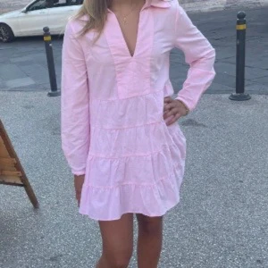 Rosa klänning - Rosa kortare klänning/ tunika från Zara i storlek M men sitter mer som en xs/ liten s, köpt på vinted men säljer då den ej passar. Finns litet märke på bakre vänstra ärmen som syns lite på bild 3 men inget som egentligen märks
