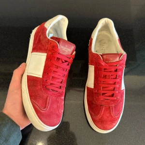 Valentino Flycrew Skor - Feta Valentino Flycrew skor | UK 7 som motsvarar ca 41-42 | Dem är i ett bra skick, tre nitar fattas | Endast skorna följer med | Tveka inte att kontakta oss vid minsta fundering!