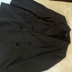 Mörk grå kavaj zara  - Köpt som tanke för en oversized. Jätte fin skick storlek XL. Passade mig som är small eller M.