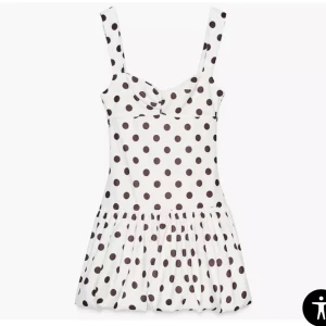 Vit kort prickig klänning - Supersöt vit kort klänning med svarta prickar