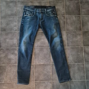 Replay Anbass  - Snygga blå Replay Anbass jeans i skinny fit med klassisk femficksdesign och slitna detaljer. Jeansen har en smal passform, normal midja och är tillverkade i stretchigt denim för extra komfort. Perfekta för dig som gillar en modern och stilren look.