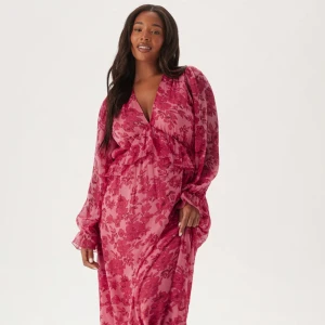 SÖKER!! - Söker denna otroligt fina klänning från bubbbleroom som är helt slutsåld. Sökes i storlekarna S eller M 🥰