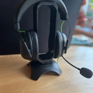 Tangentbord, hörlurar, mus och tillbehör  - Till gamers! Tangentbordet är ett Razor Ornata v2. Som kan lysa i massa färger om man laddar ner en app. Tangentbordet är klass och funkar precis som nytt. Fast det finns några små fläckar men märks knappast. Musen är en Razer Deathadder v2 som lyser exakt som tangentbordet. Nyskick. Och en bra musmatta till. Säljer även hörlurar som är ljudisolerade med en mic som är toppen men också ett stativ som har 3 USB-uttag, laddar hörlurarna och lyser likt tangentbordet. Paketpris 1000 kr nypris 2200.