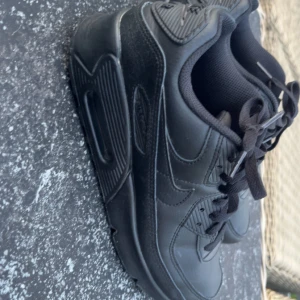 Nike Air Max 90 - Barn versionen, org pris 1500, inget slitage, oanvänt skick. Stl 39😊