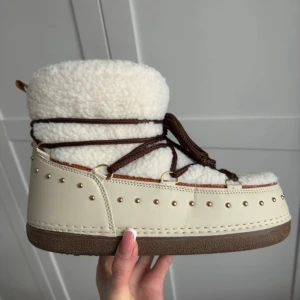 Beiga vinterboots med fårull - Inuikii liknande vinterskor! Helt nya☺️storleken är 41/42 men dem sitter precis som en stl 40. Innersulan är ungefär 25.5cm