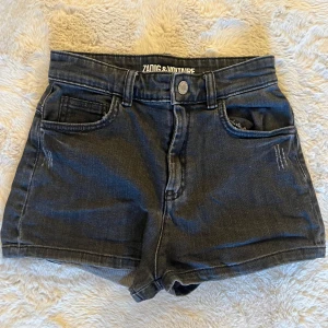 Zadig Voltaire Shorts - Jätte coola shorts från Zadig med märke på fickan där bak 💗