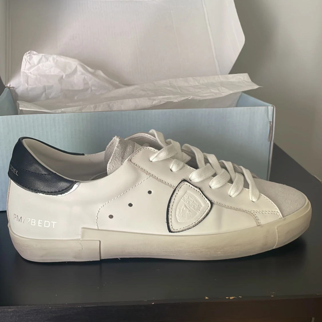 Vita sneakers från Philippe Model