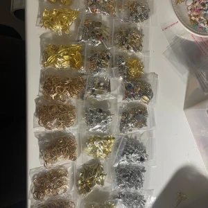 Berlocker och Creoler/örhängeskrokar - En massa material till att göra egna smycken! Får det till ca 700st berlocker och 200st creoler men kan såklart ha räknat fel då det är så många 💞 mellan 10-50 berlocker per påse (beroenden på storlek) och mellan 50-70 creoler/ örhängeskrogar per påse. Köp allt för 400kr. Om ni inte vill ha allt så hör av er så går det även att köpa 5 valfria påsar för 85kr eller 10 valfria påsar för 160kr☺️ 
