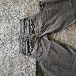 Low waist jeans - Low waist jeans i storlek 158, använd ett par gånger fast gillar inte kow waist riktigt darför bestämt för att sälja.