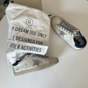 Golden goose  - Riktigt feta Golden goose skor till Sommaren. Allt OG ingår. Skorna är helt oanvända och kvitto finns, skriv för frågor! Skorna är i storlek 45. Priset är ej hugget i sten och tveka inte för att ställa frågor! Nypris:5750kr Mitt pris:2100