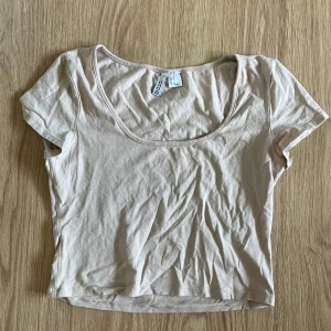 Beige T-shirt  - Från hm :)
