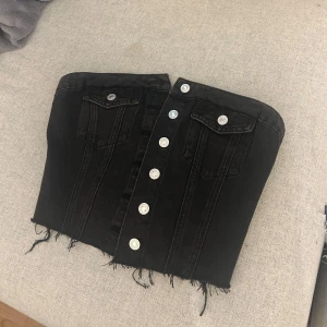 Svart jeans tubtopp med knappar - Super fin figurssydd jeans korsett från Zara. Med silver knappar. Perfekt nu till sommaren