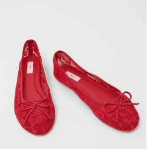Röda spetsballerinor från Nelly - Använda 1 gång Snygga röda ballerinaskor från Nelly med spetsdetaljer och rosett framtill. Skorna har rund tå och platt sula, perfekt för dig som vill ha en feminin och trendig look. Lätta att matcha med både jeans och klänning.