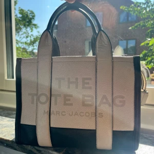The Tote Bag från Marc Jacobs - Intressekoll!!! Säljer en snygg The Tote Bag från Marc Jacobs i svart och beige skinn. Väskan är limited o gick endast i köpa i london, Singapore o New York. Så den är ganska speciell. Nypris ca 6000kr 