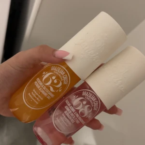 Sol de Janeiro Brazilian Crush duo - Två parfymsprayer från Sol de Janeiro: Cheirosa 62 i gul flaska med toner av pistage och salt karamell, samt Cheirosa 68 i rosa flaska med brasiliansk jasmin och drakfrukt. Båda har vita, matta korkar och trendig design. Aldrig använt, tycker dom luktar gott men har andra som är favoriter! hör av er vid frågor, pris kan även diskuteras 👩🏼‍❤️‍💋‍👩🏼👩🏼‍❤️‍💋‍👩🏼