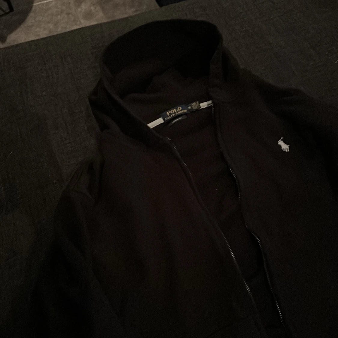 Svart zip hoodie från Ralph Lauren med vit polo märke  - 1