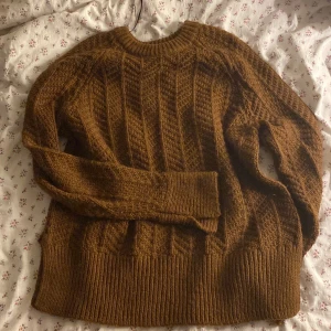 Brun stickad tröja - Mysig brun stickad tröja från h&m💓Postar samma dag som köp!!☺️