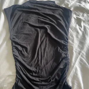 Linne - Säljer detta linne från Gina tricot. Storlek XS. Nästan aldrig använd, fint skick. Vid intresse är det bara att höra av sig💗