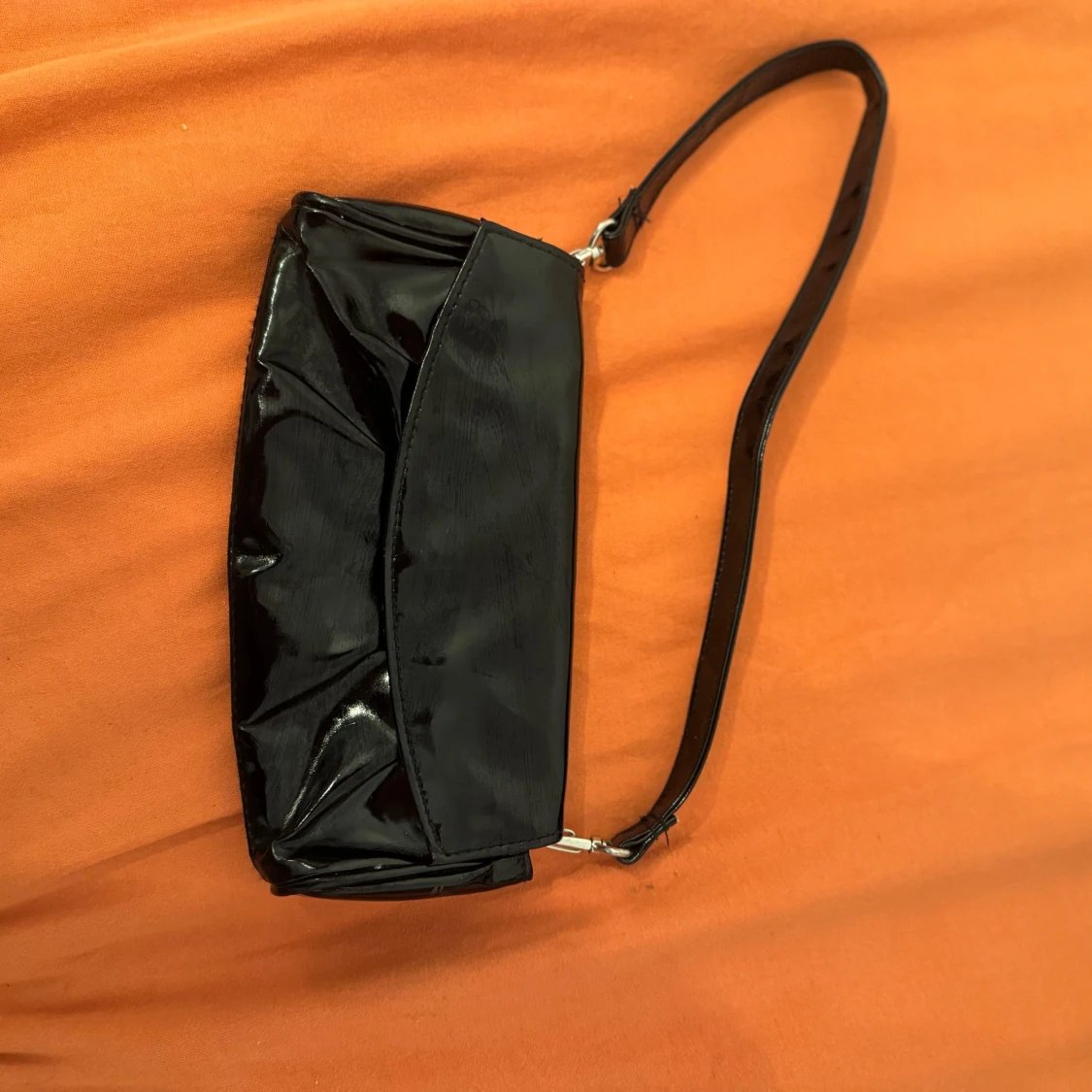 Svart glansig axelväska i syntet