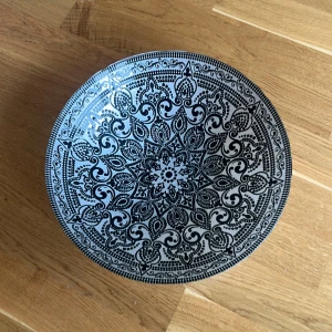 Nybro skål  - En dekorativ skål med svartvitt mönster från Nybro🌸Helt ny då jag fick den i present💝 