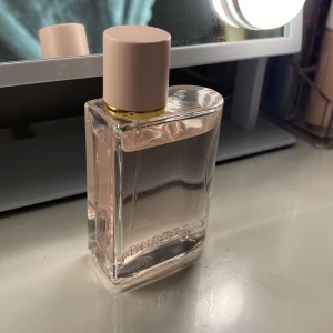 Burberry Her parfym - Säljer pga den inte längre kommer till användning. Väldigt härlig sommrig doft på 30ml, endast använd några gånger.