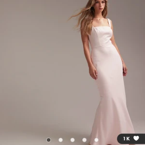 Ljusrosa långklänning med breda axelband - Ljusrosa långklänning i satin från Asos, aldrig använd, Nypris 1700