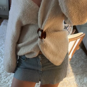💕Randig minikjol💕 - Säljer min supersöta jeanskjol som tyvärr inte längre kommer till användning. Stretchigt material och i fint skick.