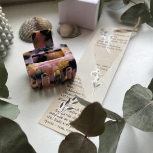 Färgglad hårklämma - Säljer en snygg hårklämma i akryl med mönster i rosa, svart, beige och gult. Perfekt accessoar för att hålla håret på plats och ge en färgklick till din look.