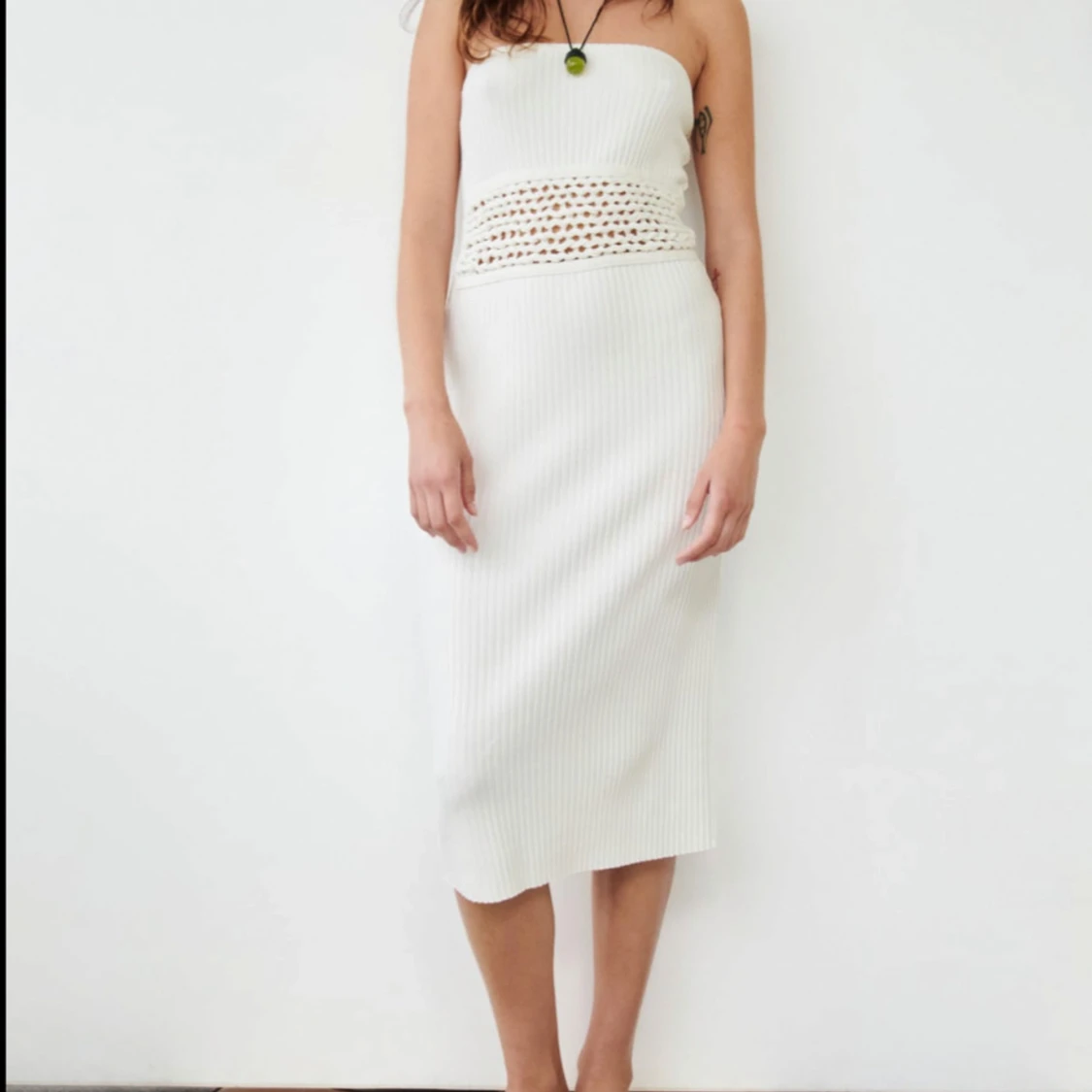 Vit ribbad axelbandslös klänning