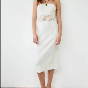 Vit ribbad axelbandslös klänning - Jättefin sommarklänning !