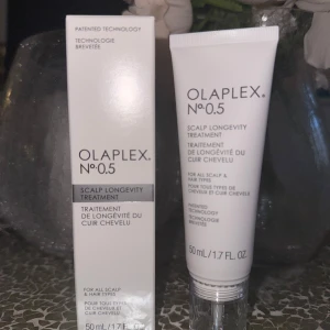 Olaplex No.0.5 – Scalp Treatment 50ml (ny) - Helt ny & oöppnad Olaplex No.0.5 Scalp Treatment (50 ml). Behandling som förbättrar hårbottens hälsa, stärker håret från roten och ger en fräsch känsla i hårbotten. Perfekt tillägg i din hårvårdsrutin. Upphämtning i Göteborg eller frakt. Först till kvarn!