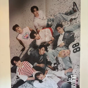 Stray kids maxident poster - Poster i fint skick som knappt har använts förutom att ha suttit uppe på väggen, säljer pga att jag inte samlar längre/ inte vill ha den mer. Bilder 2 och 3 visar resultat av när jag tog ner postern. Postern kommer skickas mellan två tjocka kartongbitar för att den kommer komma fram säkert och oskadat.