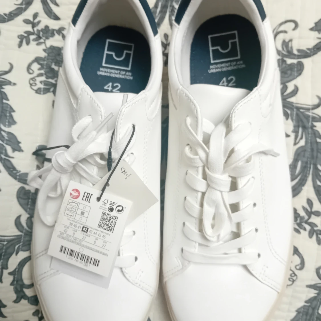 Vita sneakers med snörning