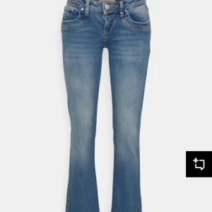 Blå bootcut jeans - Snygga blå jeans från Ltb med bootcut passform och klassisk femficksdesign. Jeansen har låg midja, dragkedja och knapp framtill samt subtila slitningar för en trendig look.