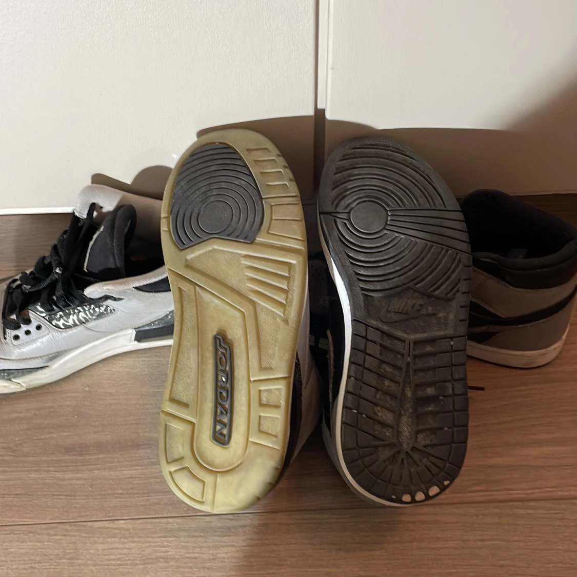 Två par jordans  - 3