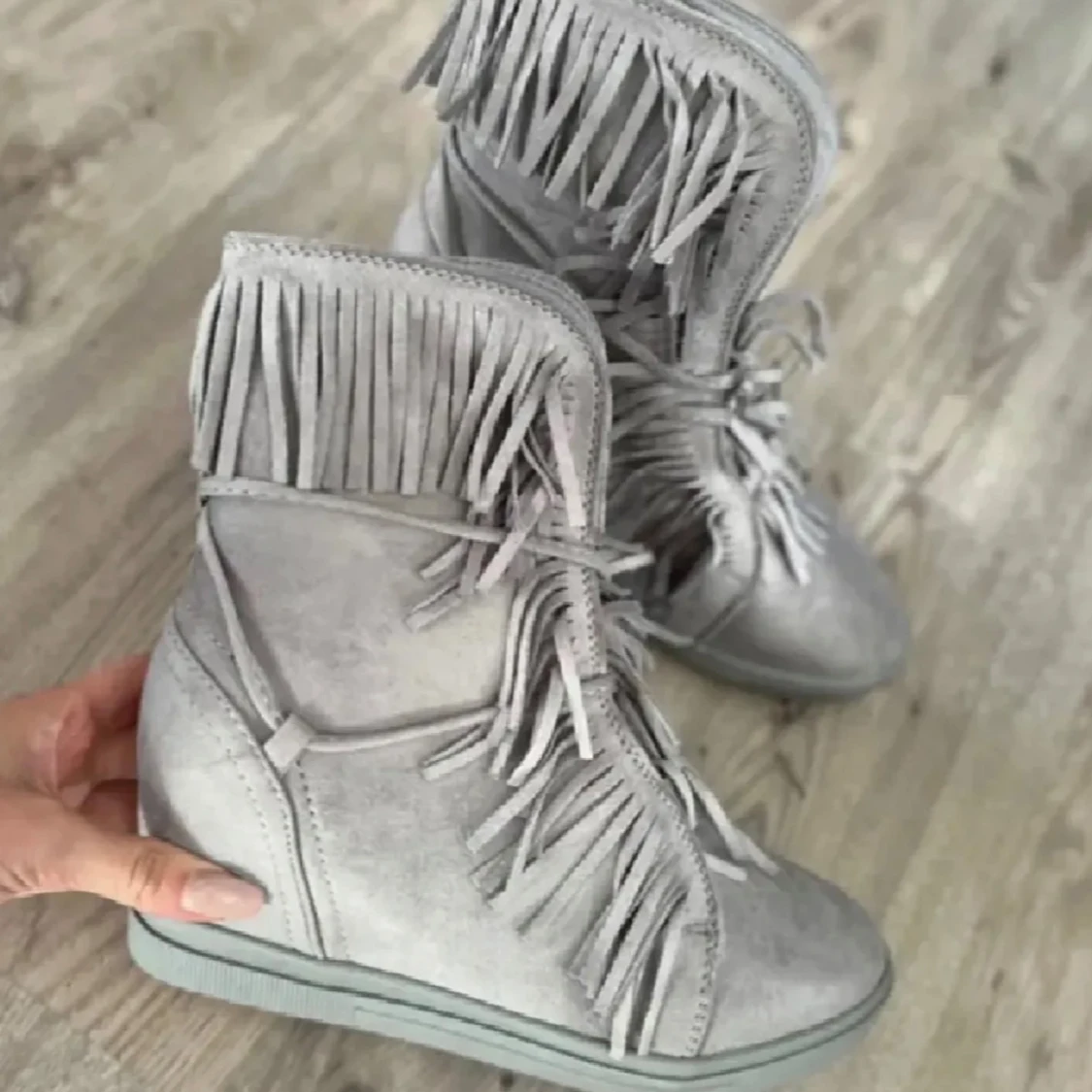 Grå boots med fransar och snörning - 1