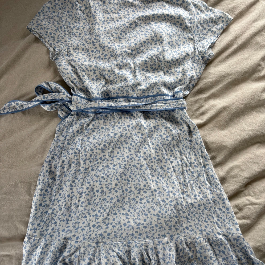 Ljusblå blommig omlott klänning  - 1