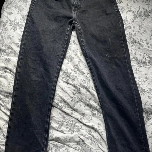 Svarta raka jeans - Jätte fina svarta jeans som är använda fast med omtanke. Däremot har den fått en fläck på framsidan som inte åker bort, se sista bild. Men i övrigt är det inga skador. Det är storlek S på dem men jag tycker dom sitter för stort på mig. Pris går att prata om.