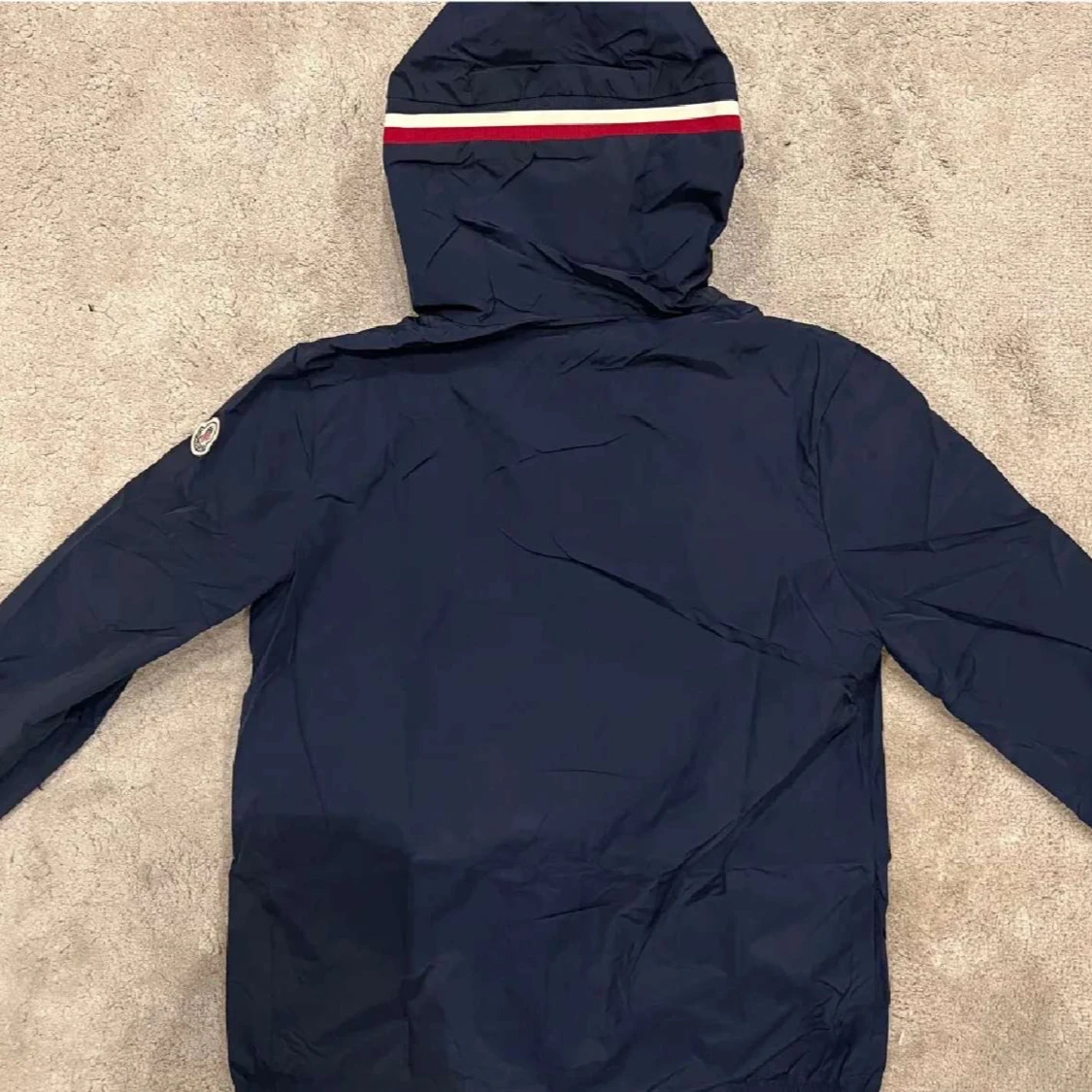 Svart vindjacka med huva från Moncler - 1