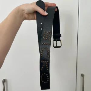 SICKO bälte - Svart bälte från Sickor med nitar. Jag tror den är i äkta läder, iallafall i topp kvalité! Längd till sista hålet: 95 cm. Bredd: 4 cm 