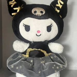 Kuromi plushie - Kuromi plushie. Kuromi från Hello Kitty. Tvättas innan leverans!!