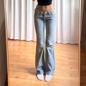 Midwaist bootcut jeans - Vintage från Diesel💓midja 36 innerben 79 jae 165