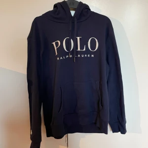 Ralph Lauren Hoodie - Tjena! Säljer denna snygga Raffe hoodien i storlek M. Plagget är använt men i bra skick utan synliga defekter utom att en del av tråden på sista bokstaven i fram har dragits ut lite. Hör gärna av dig innan köp eller vid funderingar!👊 
