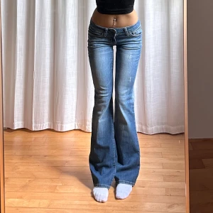 Lågmidjade bootcut jeans - Vintage från Jessica Simpson💓midja 37 (+stretch) innerben 82 jae 165