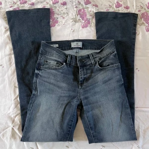 Grå bootcut jeans från LTB - Snygga gråa bootcut jeans från LTB, modell Falon. Jeansen har normal passform och lätt tvättad look. Perfekta för dig som gillar en tidlös stil med lite utsvängda ben. Midje måttet är 32 och innerbens måttet är 71🌸🌷