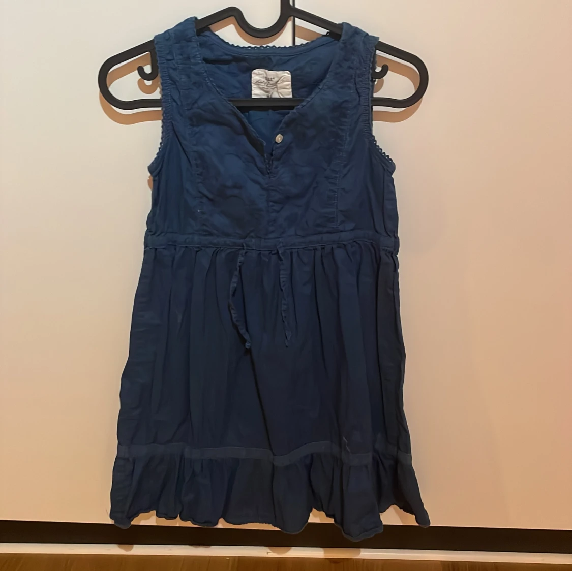 Marinblå ärmlös klänning från L.O.G.G.