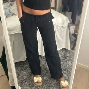 Svarta linnebyxor  - Svart super snygga linnebyxor från Gina tricot. Storlek 158/164 (Xs-S). 💗