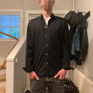 Svart Ralph Lauren skjorta - Svart skjorta från Ralph Lauren i mycket bra skick🙌🏼| Storlek: M | Jag är 182cm och väger 65kg📏| Vid frågor eller pris diskussion är det bara att skriva ✍🏼 | Frakt inom 48h📦